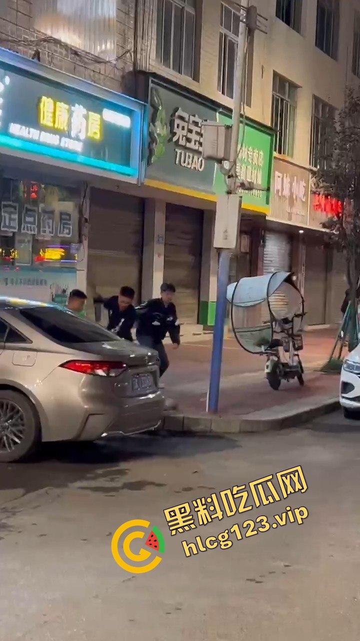 云南精神小伙社会人砍人现场，这真是现实版古惑仔！放个打歌舞他们能咋办？  第8张