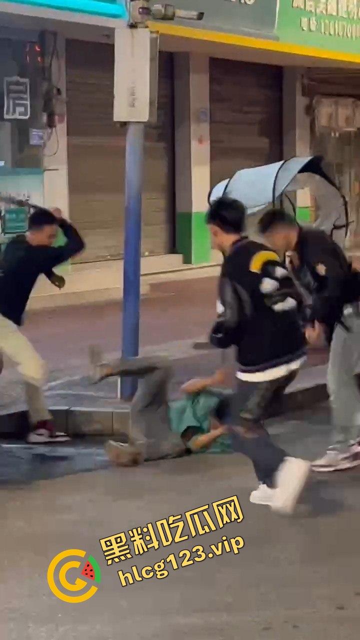 云南精神小伙社会人砍人现场，这真是现实版古惑仔！放个打歌舞他们能咋办？  第9张