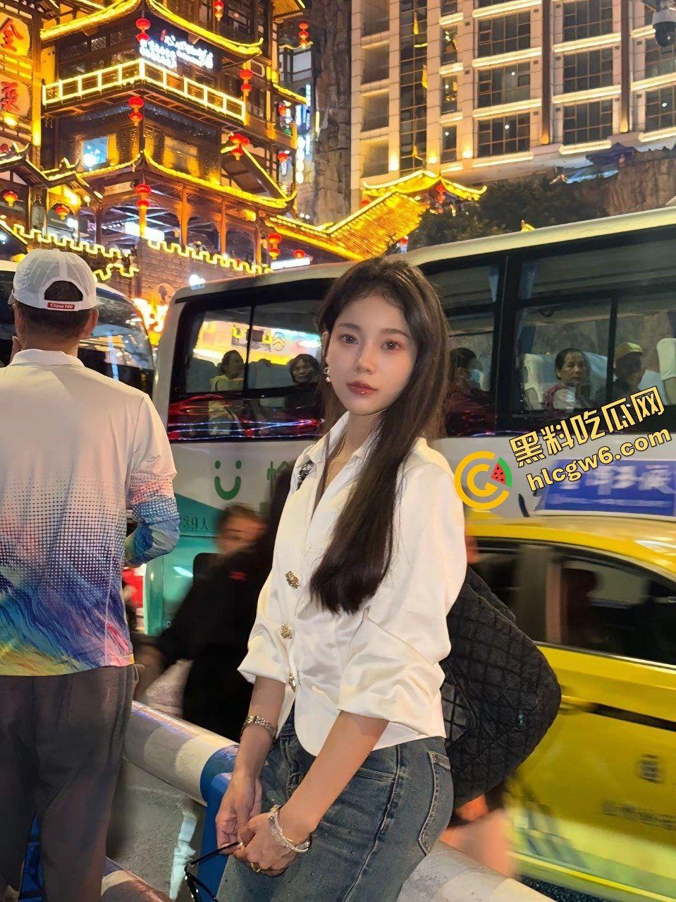 广西柳州南站00后反差婊骚鸡『张倩姿』勾引纹身单男 小巷穿黑丝干炮后怼射地！原创独家流出！  第1张