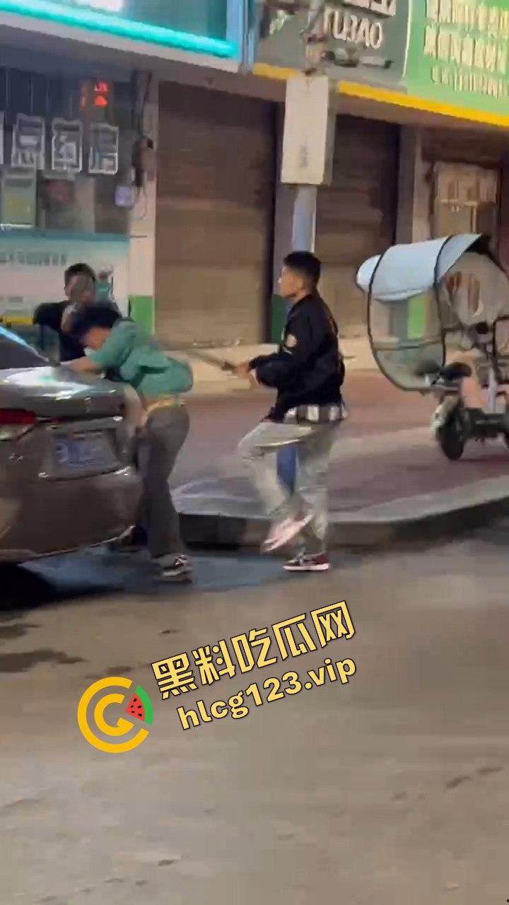 云南精神小伙社会人砍人现场，这真是现实版古惑仔！放个打歌舞他们能咋办？  第11张
