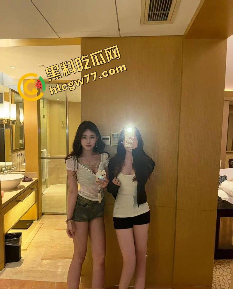 户外大神深夜公厕双飞00后姐妹花，厕所骚味冲天，蹲坑洗手台轮着操，姐妹俩跪地舔屌浪叫！  第1张