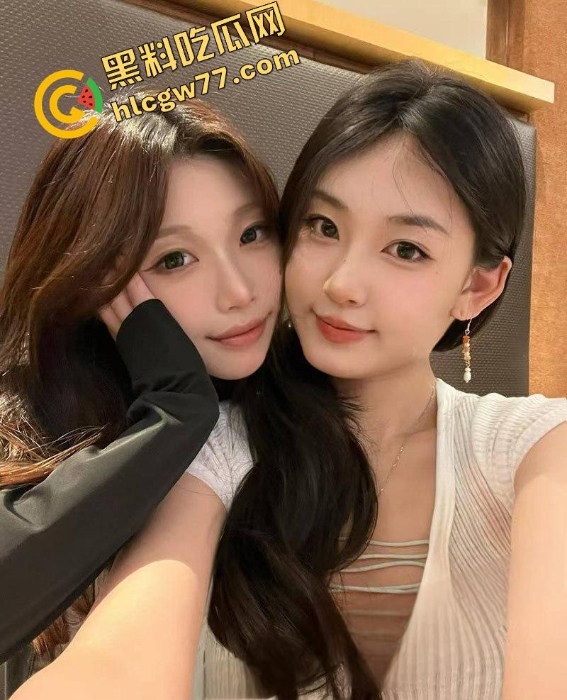 户外大神深夜公厕双飞00后姐妹花，厕所骚味冲天，蹲坑洗手台轮着操，姐妹俩跪地舔屌浪叫！  第3张