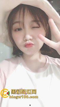 长沙反差母狗【余美婷】老公不在家性瘾犯了，被网调拍摄各种视频照片，这嫩乳肥臀真的看的带劲  第1张