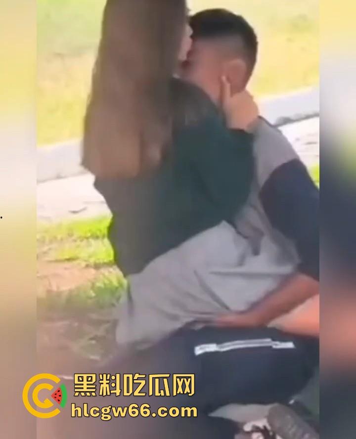青青绿地 情侣早发情 偷拍学生党校园草坪性爱 春天还真是万物复苏的季节  第4张