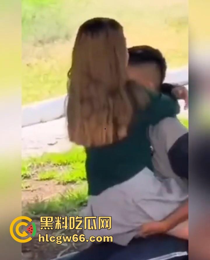 青青绿地 情侣早发情 偷拍学生党校园草坪性爱 春天还真是万物复苏的季节  第5张