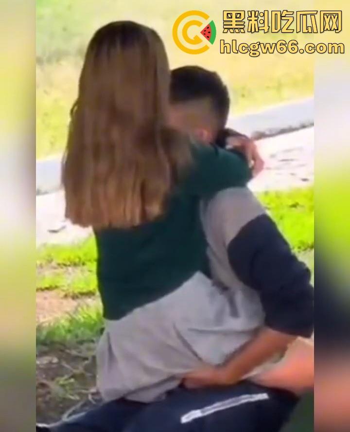 青青绿地 情侣早发情 偷拍学生党校园草坪性爱 春天还真是万物复苏的季节  第6张