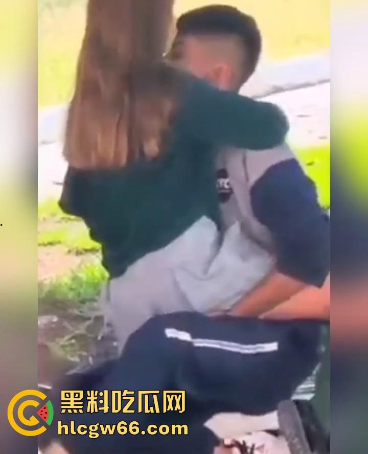 青青绿地 情侣早发情 偷拍学生党校园草坪性爱 春天还真是万物复苏的季节  第8张