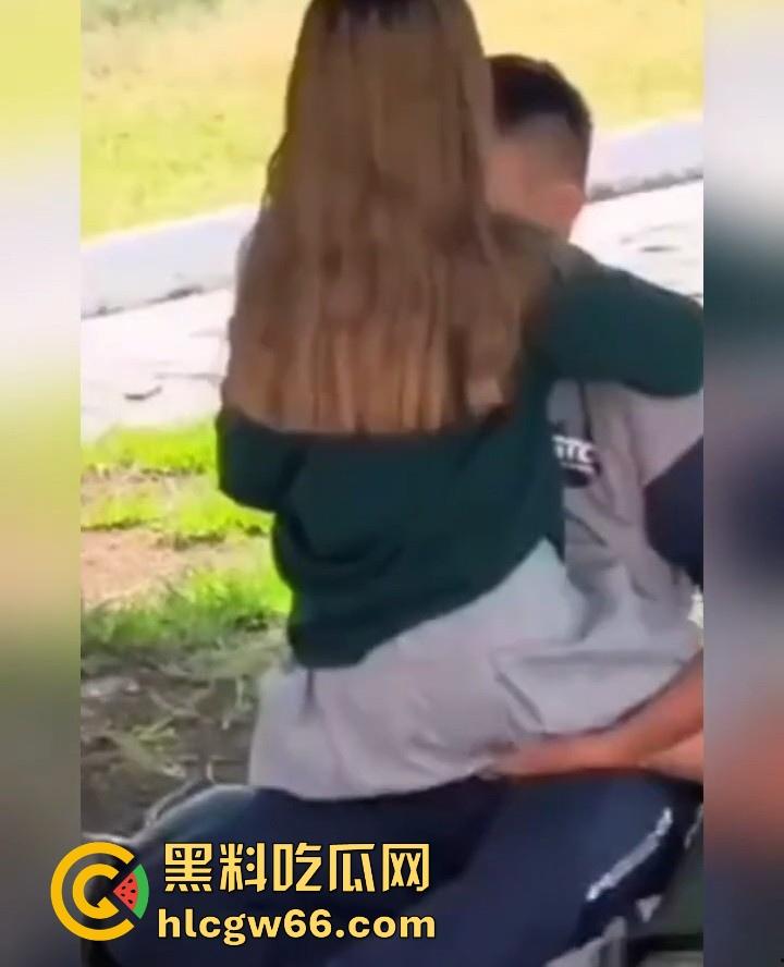 青青绿地 情侣早发情 偷拍学生党校园草坪性爱 春天还真是万物复苏的季节  第10张