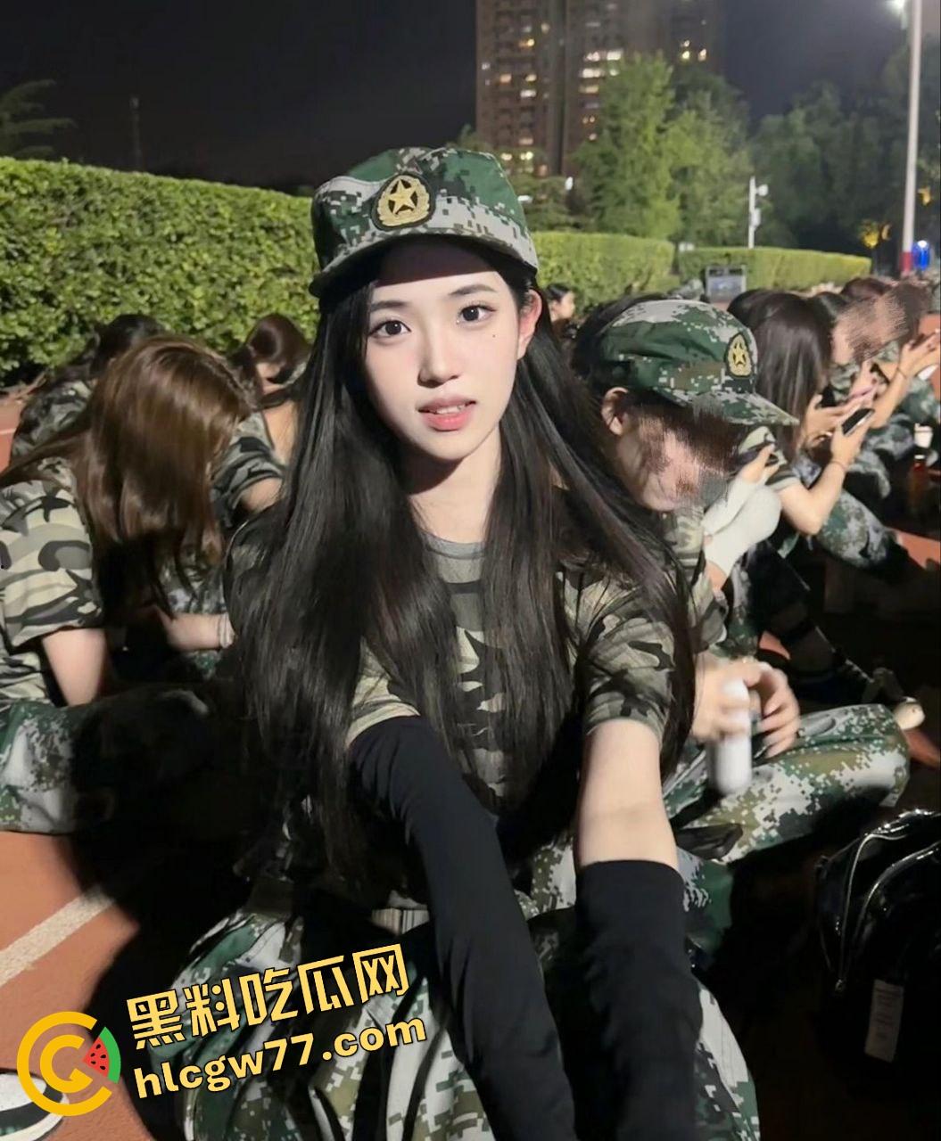 重庆女神学姐『李香』被富二代当玩具轮操，自慰成瘾下体红肿，每晚潮喷三次才睡得着！  第4张