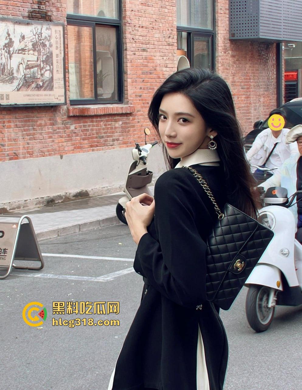 深渊巨洞！淫荡女子为寻刺激整根自慰棒塞进小穴里，完完全全吞进去，整个人抽搐不知道是兴奋还是疼痛难忍！  第2张