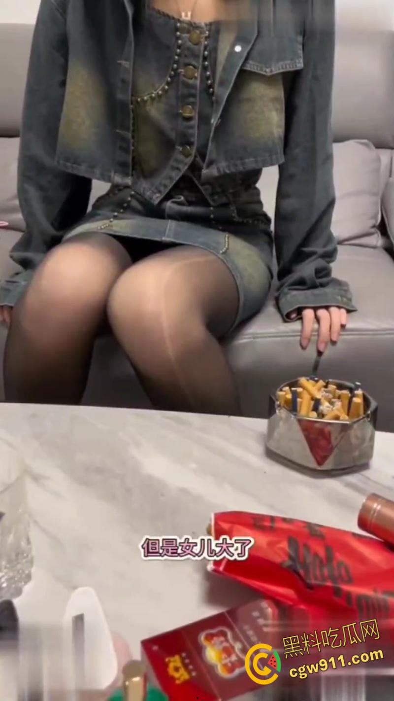 迷奸女儿包臀裙黑丝老师，春药上头高跟鞋跪地口交，翘臀母狗被无套内射，人民教师也一样骚！  第1张