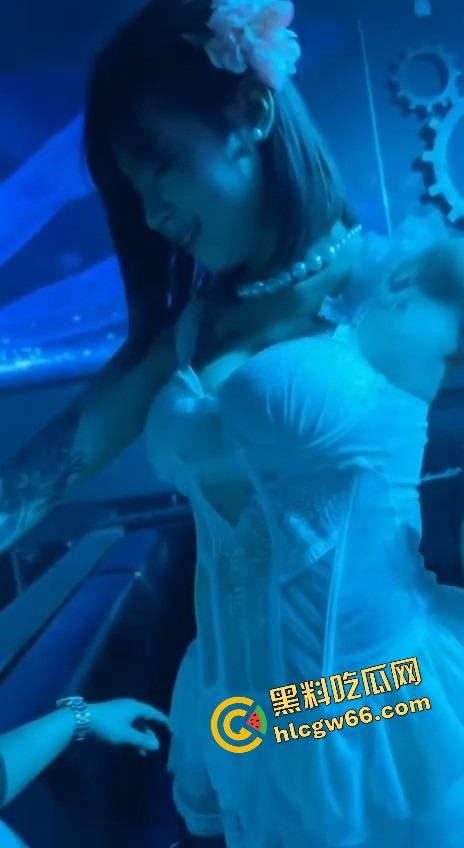 越南胡志明夜生活太踏马炸裂了，泳池开群P裸体派对，美女骚得把逼塞你嘴里，根本不讲武德！  第1张