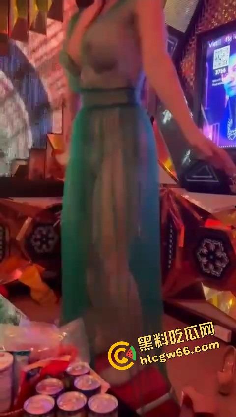 越南胡志明夜生活太踏马炸裂了，泳池开群P裸体派对，美女骚得把逼塞你嘴里，根本不讲武德！  第3张