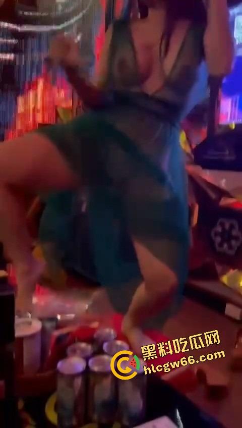 越南胡志明夜生活太踏马炸裂了，泳池开群P裸体派对，美女骚得把逼塞你嘴里，根本不讲武德！  第4张