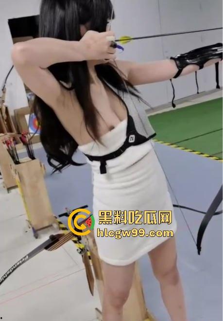 杭州美院【孙娜娜】白天射箭美少女晚上土豪专属母狗，户外露出极品美乳，回酒店换上黑丝制服撅屁股被干！  第7张