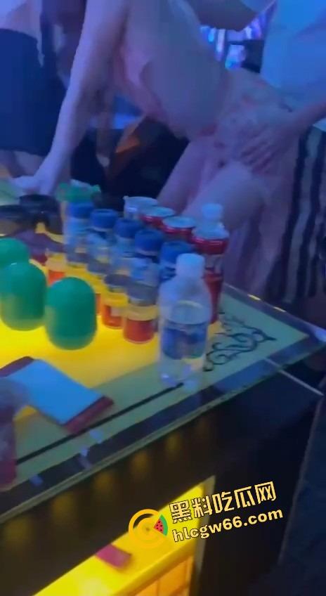 越南胡志明夜生活太踏马炸裂了，泳池开群P裸体派对，美女骚得把逼塞你嘴里，根本不讲武德！  第7张