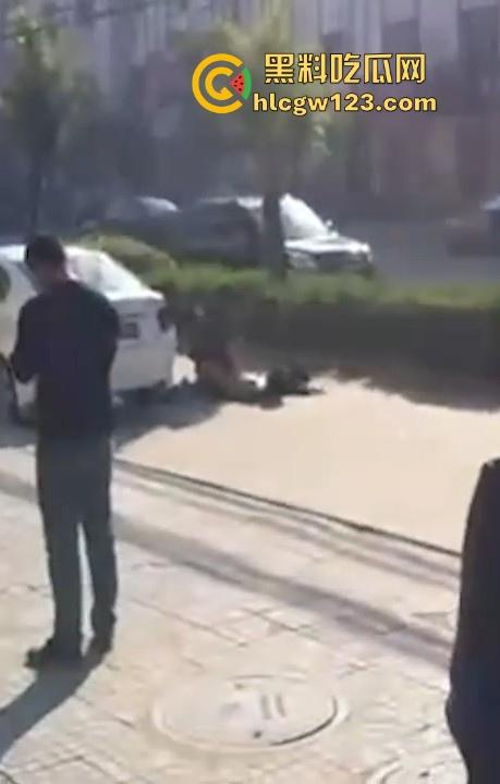 大爷大妈马路边激情做爱 被围观群众怼脸拍摄 吓的大爷连忙起身提裤子 大妈全裸状态还一脸懵逼！  第1张