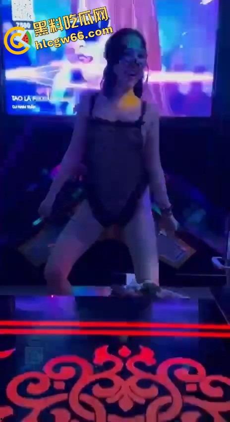 越南胡志明夜生活太踏马炸裂了，泳池开群P裸体派对，美女骚得把逼塞你嘴里，根本不讲武德！  第11张