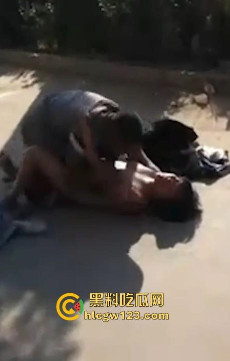 大爷大妈马路边激情做爱 被围观群众怼脸拍摄 吓的大爷连忙起身提裤子 大妈全裸状态还一脸懵逼！  第3张