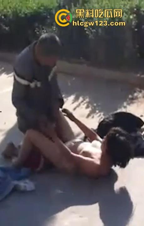 大爷大妈马路边激情做爱 被围观群众怼脸拍摄 吓的大爷连忙起身提裤子 大妈全裸状态还一脸懵逼！  第4张