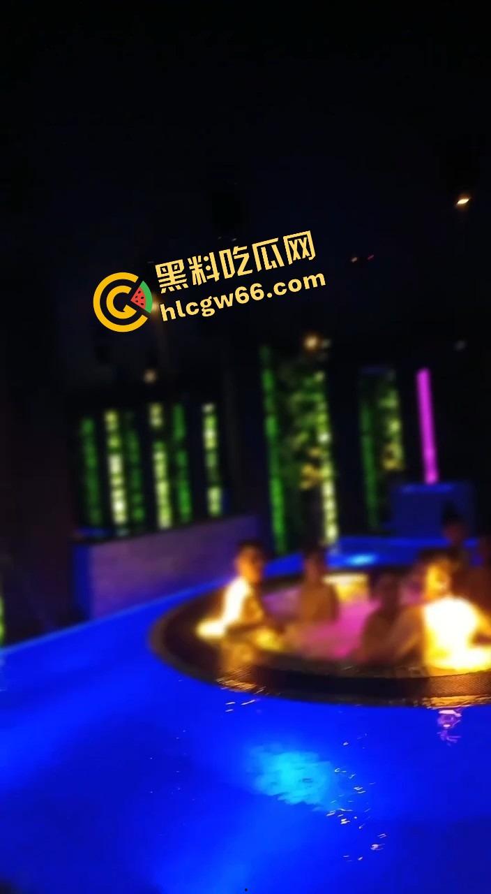 越南胡志明夜生活太踏马炸裂了，泳池开群P裸体派对，美女骚得把逼塞你嘴里，根本不讲武德！  第13张