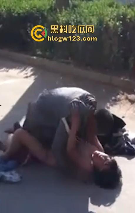 大爷大妈马路边激情做爱 被围观群众怼脸拍摄 吓的大爷连忙起身提裤子 大妈全裸状态还一脸懵逼！  第5张