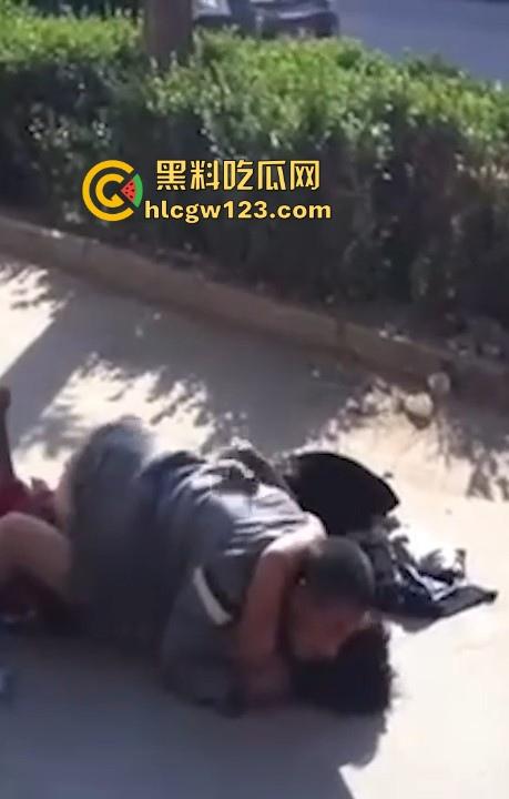 大爷大妈马路边激情做爱 被围观群众怼脸拍摄 吓的大爷连忙起身提裤子 大妈全裸状态还一脸懵逼！  第6张