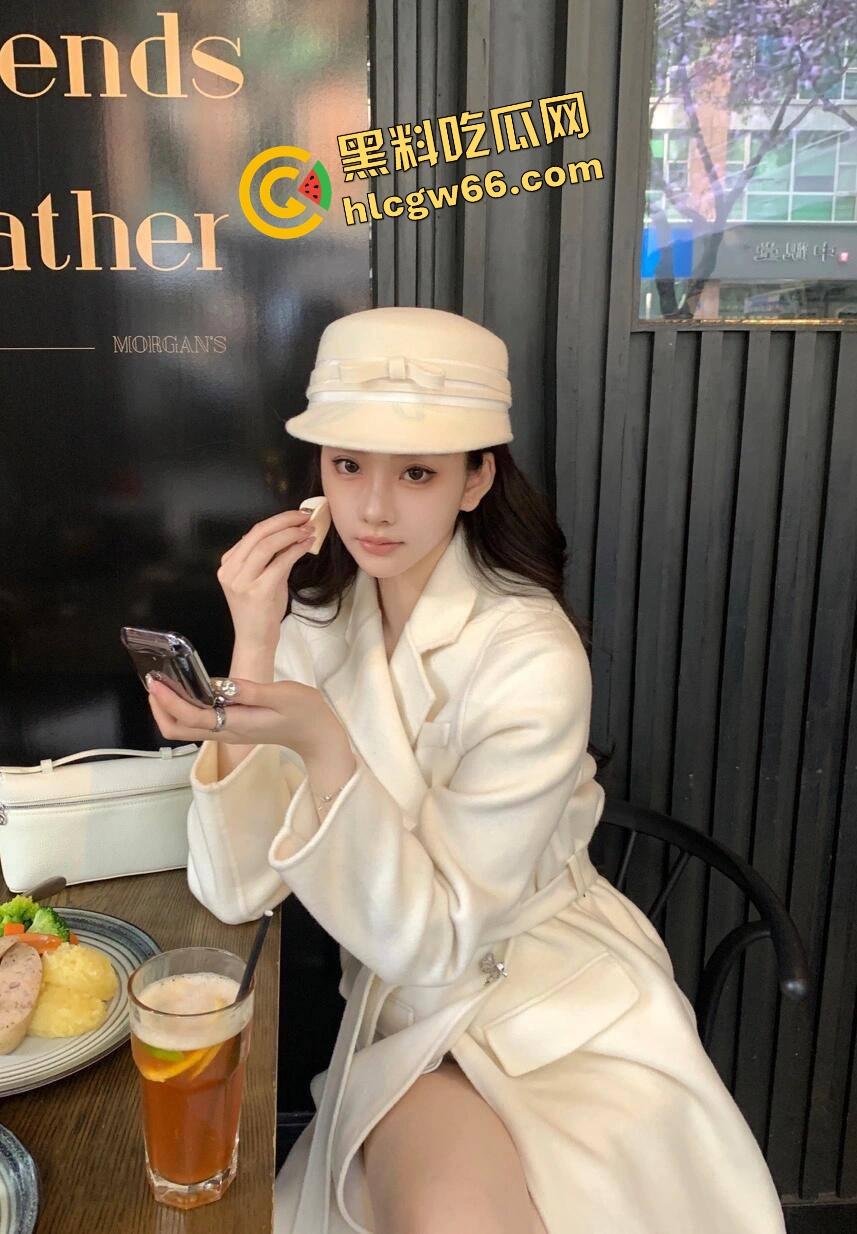 足控福利拉满，脚丫子一搓就爆浆，骚妹用脚玩鸡儿玩得贼6，三分钟不到就给你榨出来，谁还用手啊？  第2张