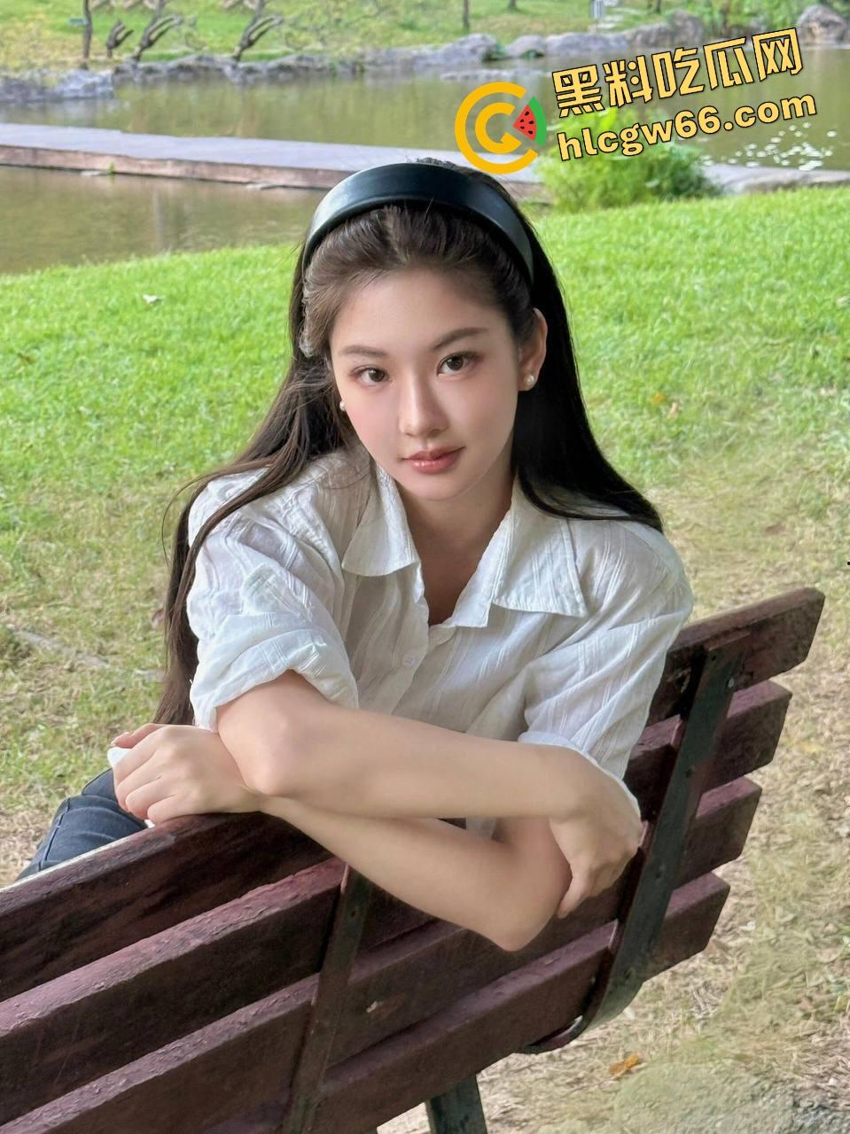 足控福利拉满，脚丫子一搓就爆浆，骚妹用脚玩鸡儿玩得贼6，三分钟不到就给你榨出来，谁还用手啊？  第3张