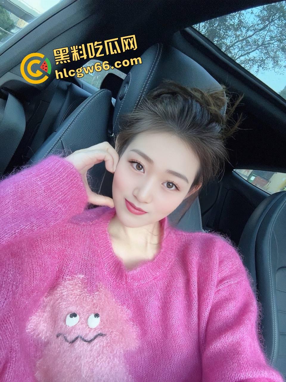 足控福利拉满，脚丫子一搓就爆浆，骚妹用脚玩鸡儿玩得贼6，三分钟不到就给你榨出来，谁还用手啊？  第6张