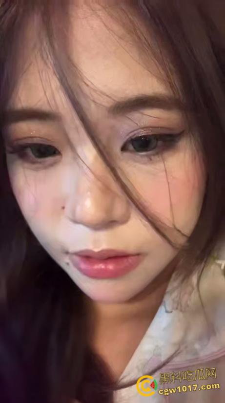 清纯小美女【沈佳惠】蕾丝制服，完美颜值肤白如雪，床上骚浪口交肉棒，女上骑乘翘臀摇曳，无套狂插精液射嘴！  第2张