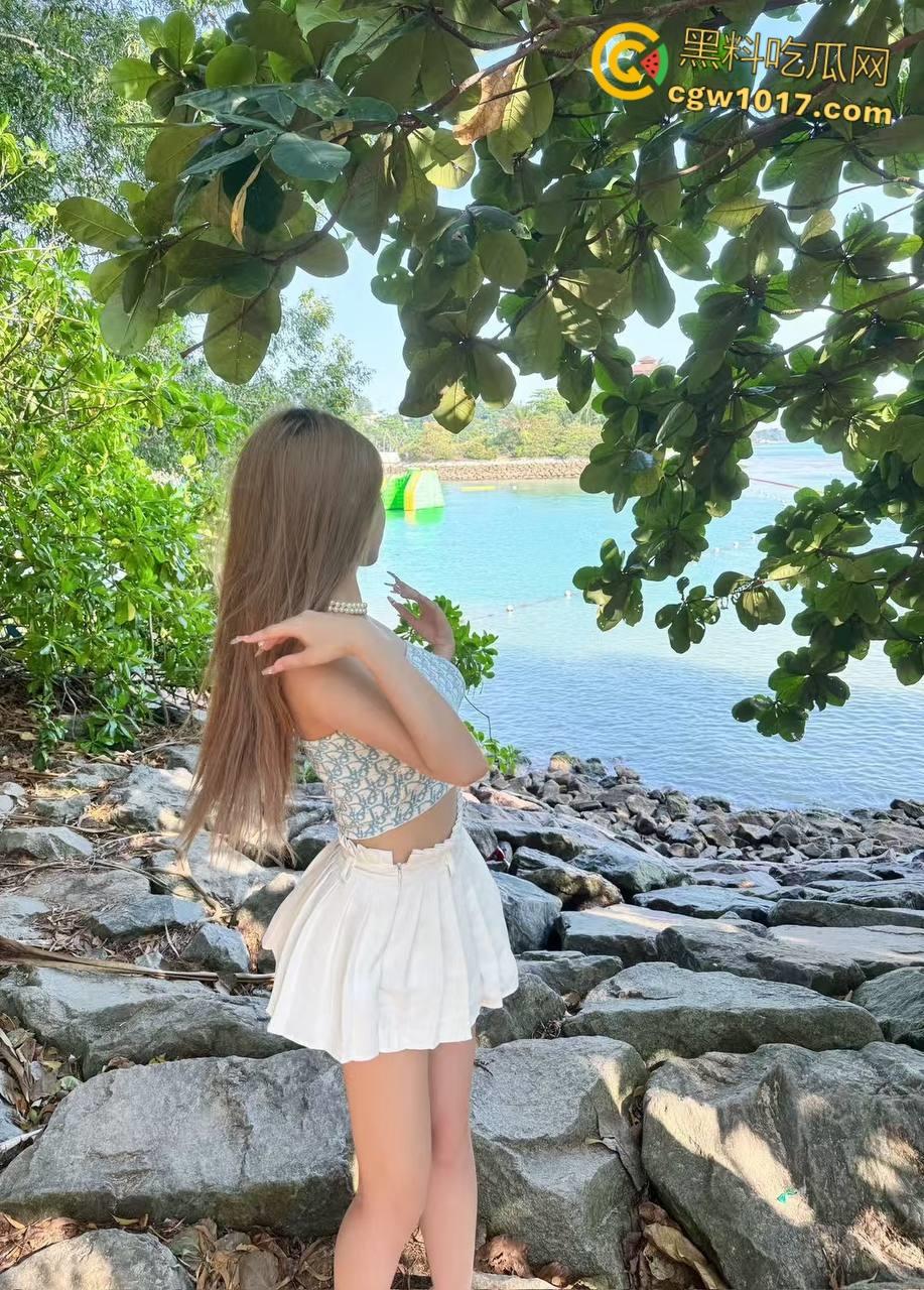 清纯小美女【沈佳惠】蕾丝制服，完美颜值肤白如雪，床上骚浪口交肉棒，女上骑乘翘臀摇曳，无套狂插精液射嘴！  第3张