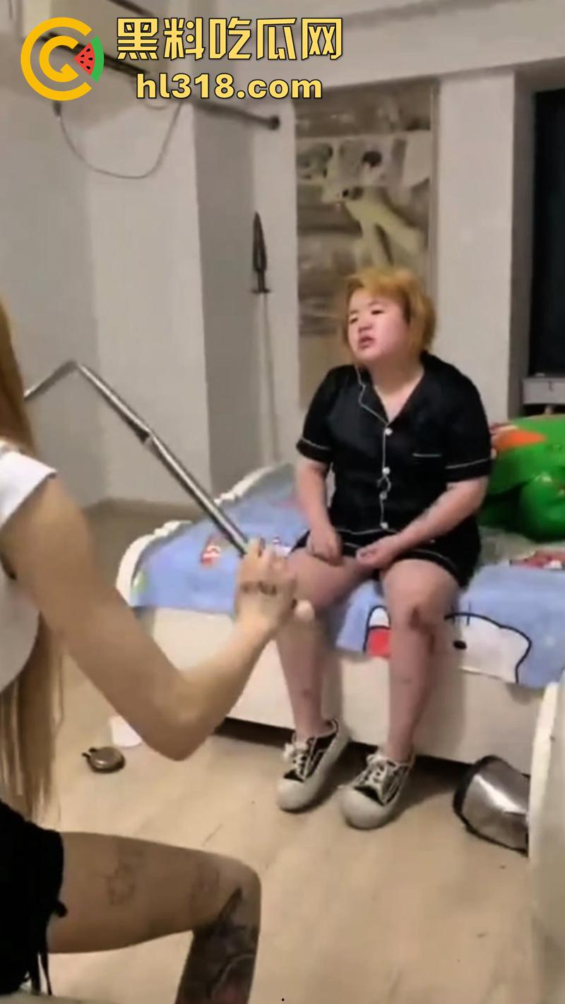 出来混总是要还的！肥猪精神小妹遭姐妹霸凌，被闺蜜们拳打脚踢，曾经霸凌别人也有被揍的时候！  第1张