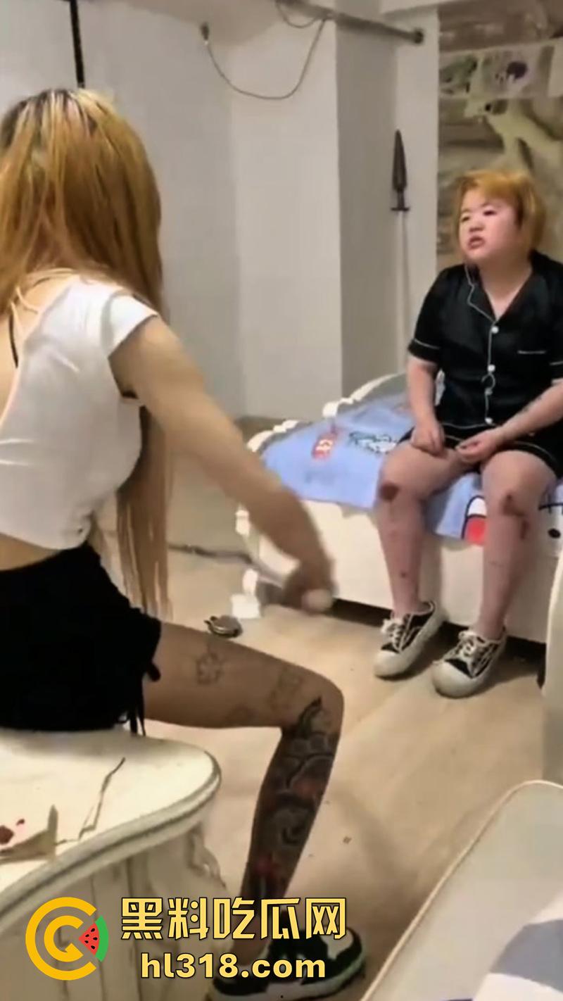 出来混总是要还的！肥猪精神小妹遭姐妹霸凌，被闺蜜们拳打脚踢，曾经霸凌别人也有被揍的时候！  第2张