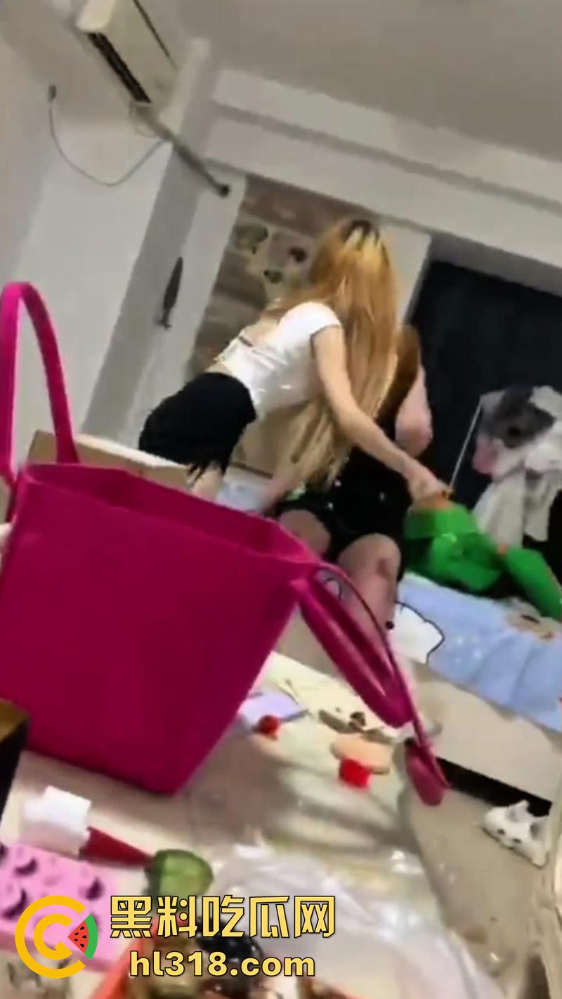 出来混总是要还的！肥猪精神小妹遭姐妹霸凌，被闺蜜们拳打脚踢，曾经霸凌别人也有被揍的时候！  第4张