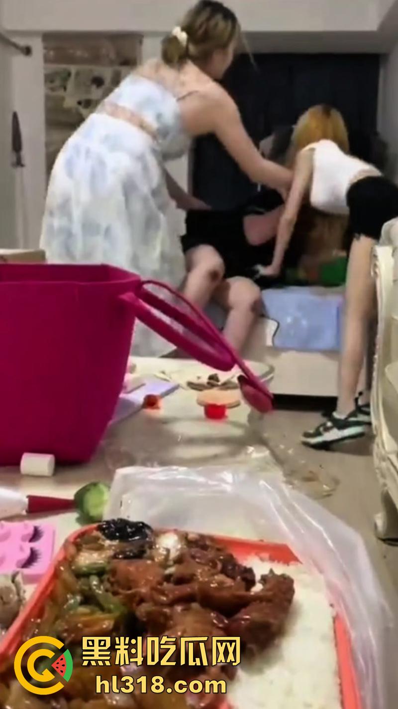 出来混总是要还的！肥猪精神小妹遭姐妹霸凌，被闺蜜们拳打脚踢，曾经霸凌别人也有被揍的时候！  第5张