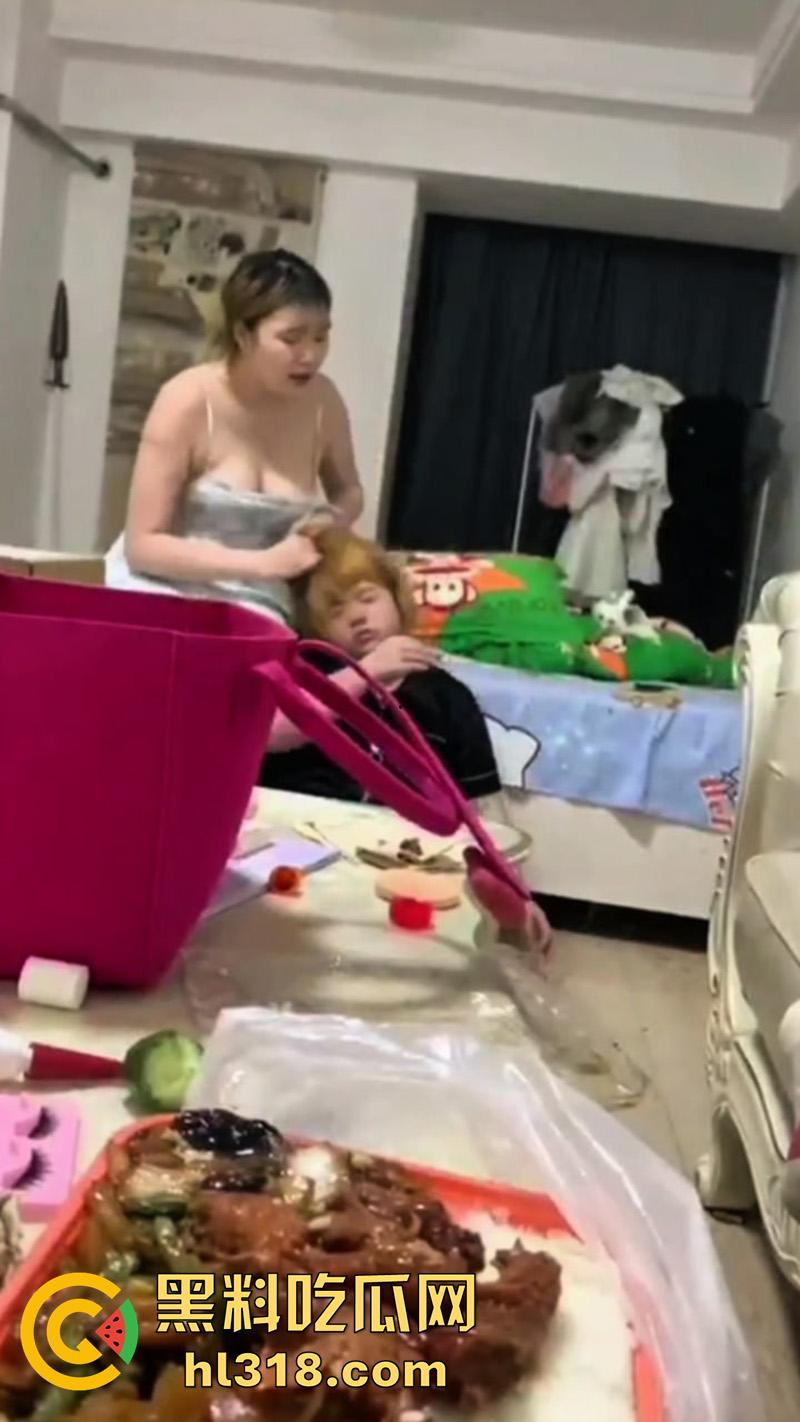 出来混总是要还的！肥猪精神小妹遭姐妹霸凌，被闺蜜们拳打脚踢，曾经霸凌别人也有被揍的时候！  第6张