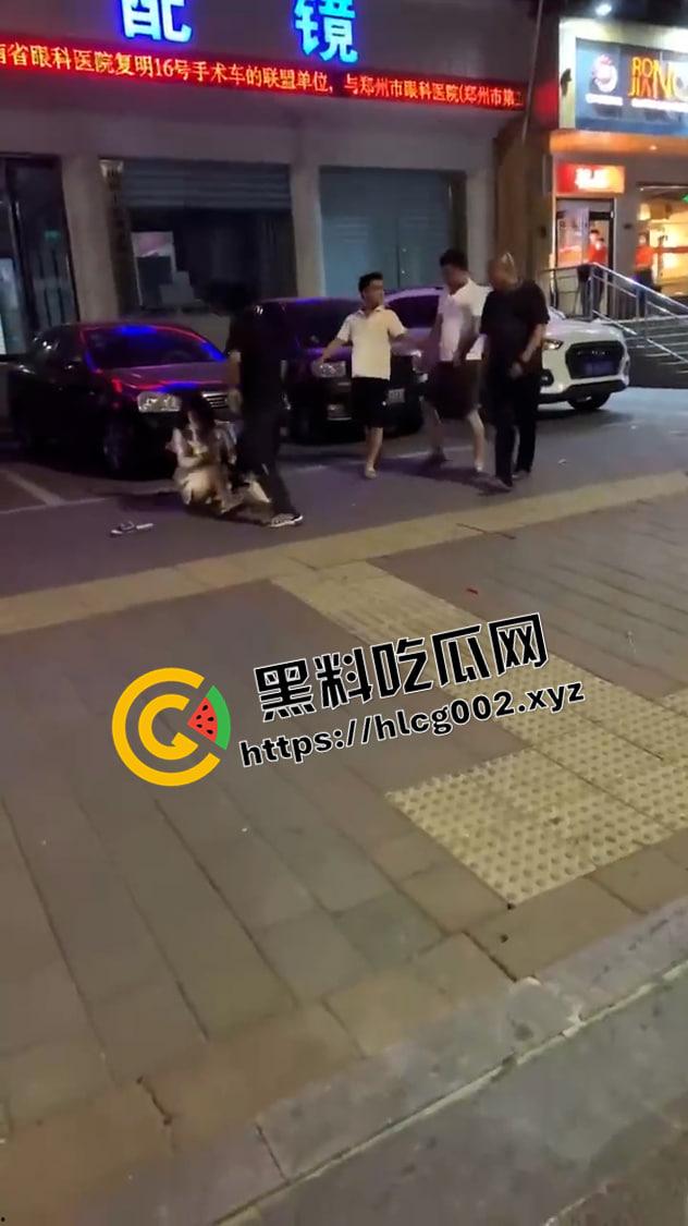 河南许昌建设路大型捉奸现场 上百人围观小三大战原配 前排吃瓜！  第1张