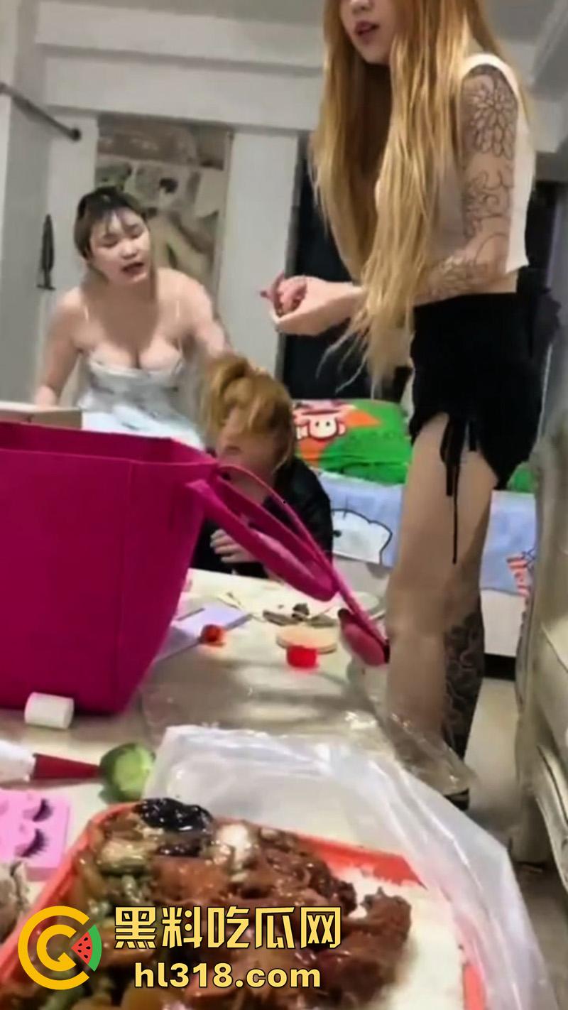 出来混总是要还的！肥猪精神小妹遭姐妹霸凌，被闺蜜们拳打脚踢，曾经霸凌别人也有被揍的时候！  第7张