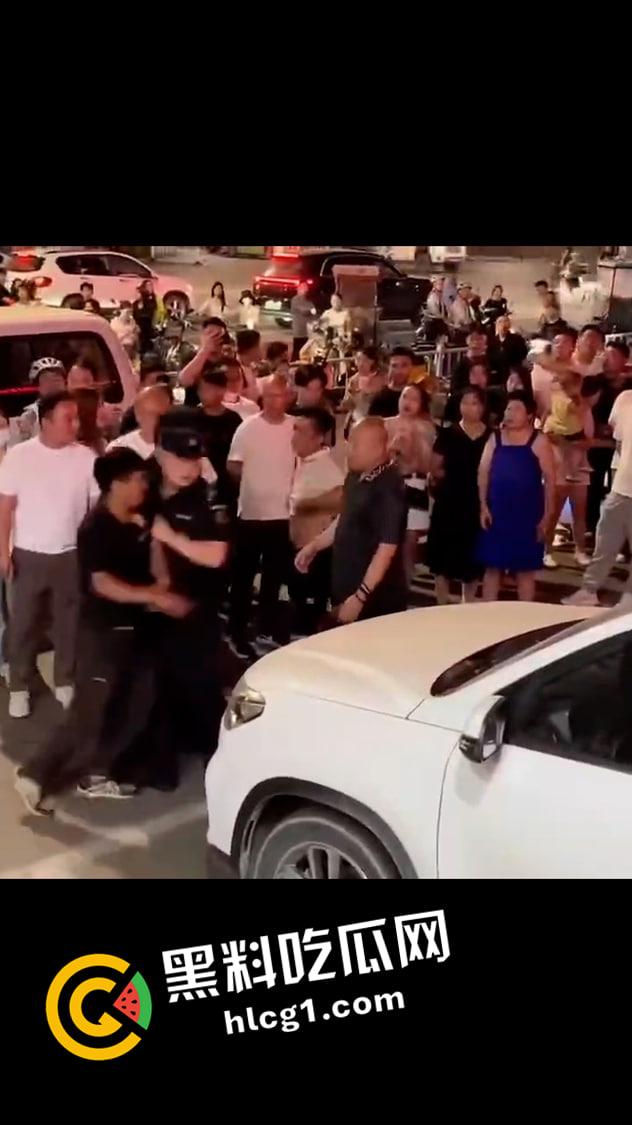 河南许昌建设路大型捉奸现场 上百人围观小三大战原配 前排吃瓜！  第4张