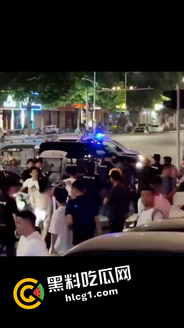 河南许昌建设路大型捉奸现场 上百人围观小三大战原配 前排吃瓜！  第5张