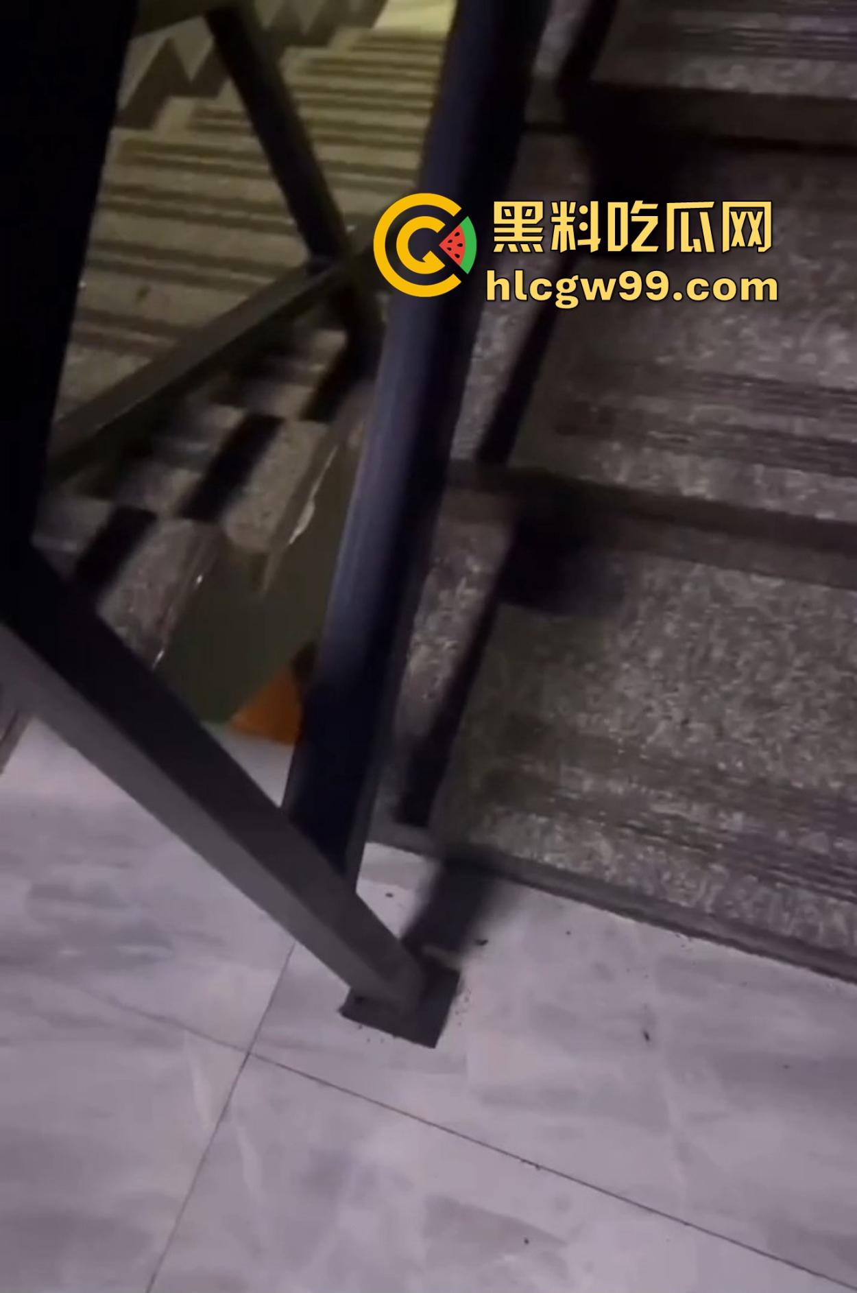 KTV地下室的阳痿现场，妹子全力助攻黑丝高跟架肩撸，少年望逼空流泪，撸了半小时弟弟却软得像根面条！  第7张