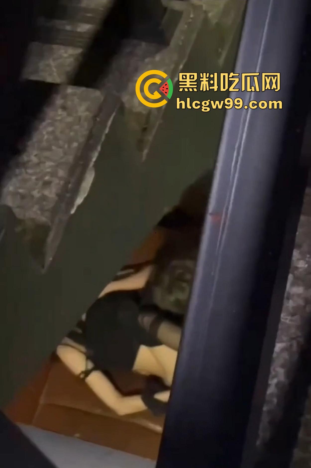 KTV地下室的阳痿现场，妹子全力助攻黑丝高跟架肩撸，少年望逼空流泪，撸了半小时弟弟却软得像根面条！  第8张