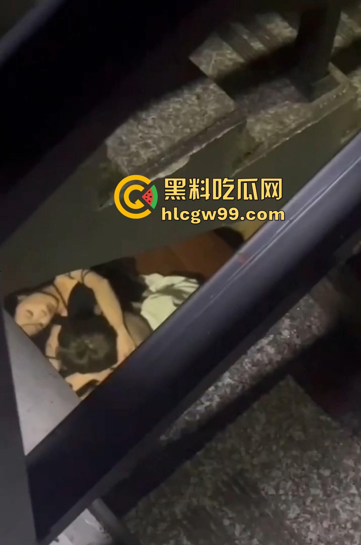 KTV地下室的阳痿现场，妹子全力助攻黑丝高跟架肩撸，少年望逼空流泪，撸了半小时弟弟却软得像根面条！  第12张