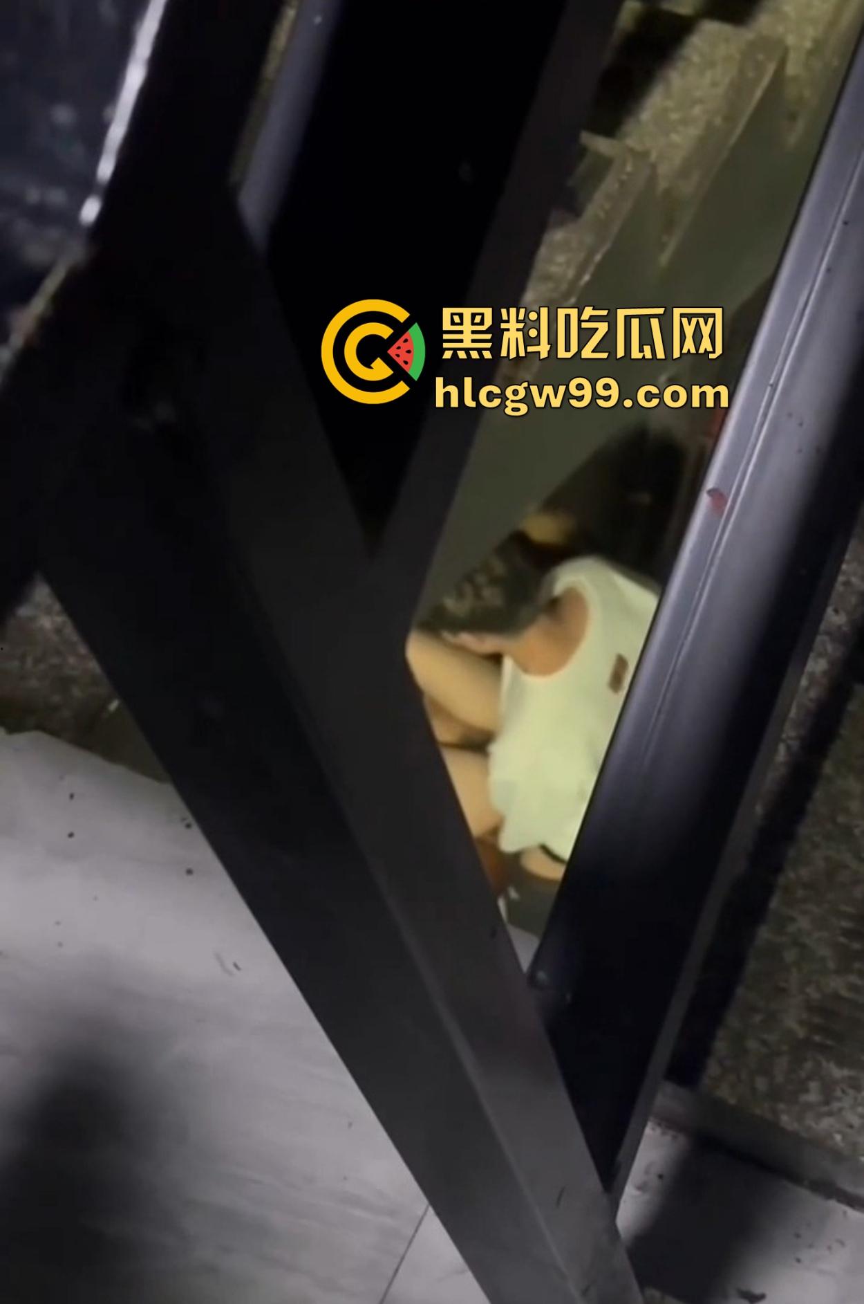 KTV地下室的阳痿现场，妹子全力助攻黑丝高跟架肩撸，少年望逼空流泪，撸了半小时弟弟却软得像根面条！  第14张