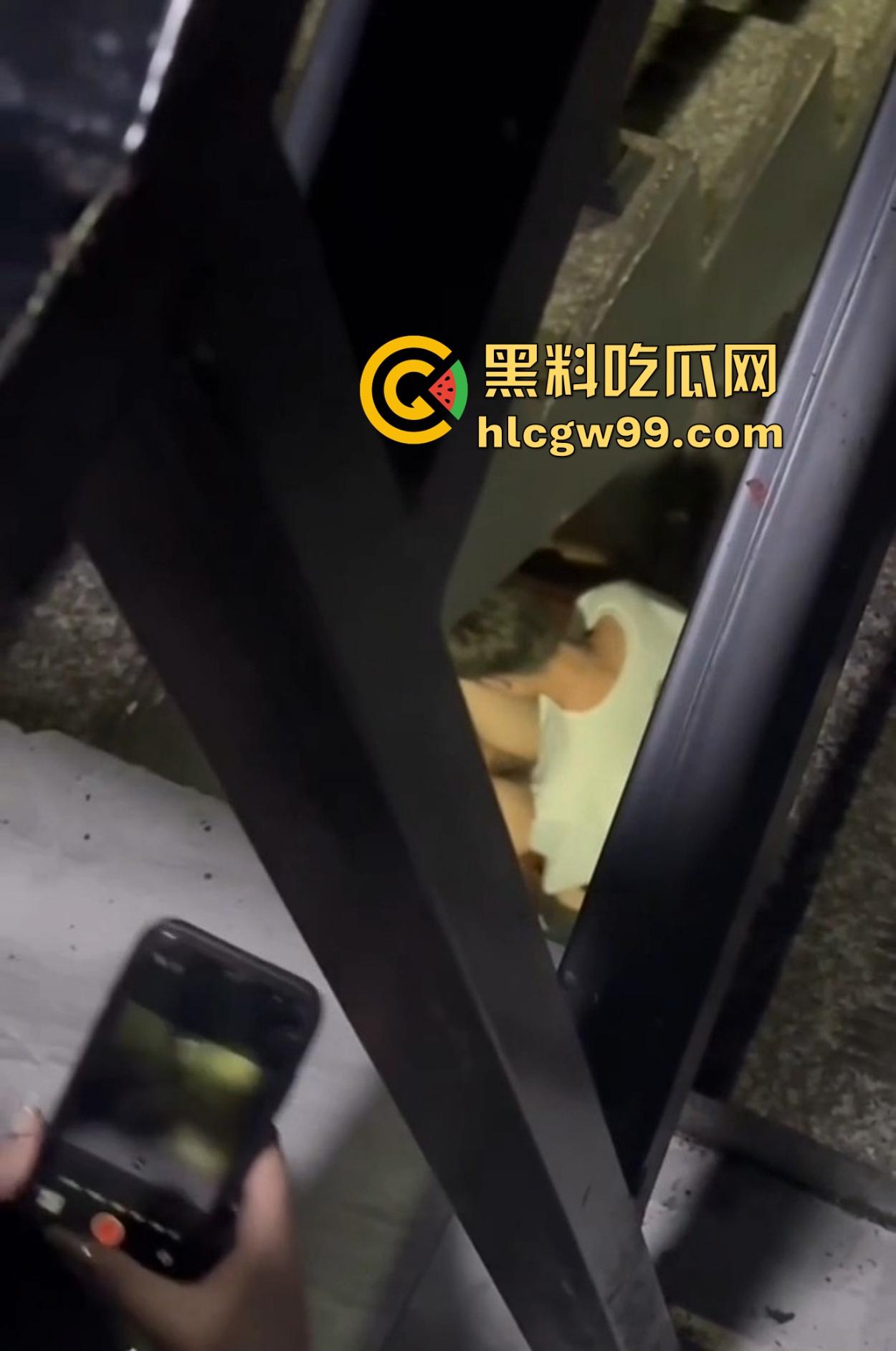 KTV地下室的阳痿现场，妹子全力助攻黑丝高跟架肩撸，少年望逼空流泪，撸了半小时弟弟却软得像根面条！  第15张