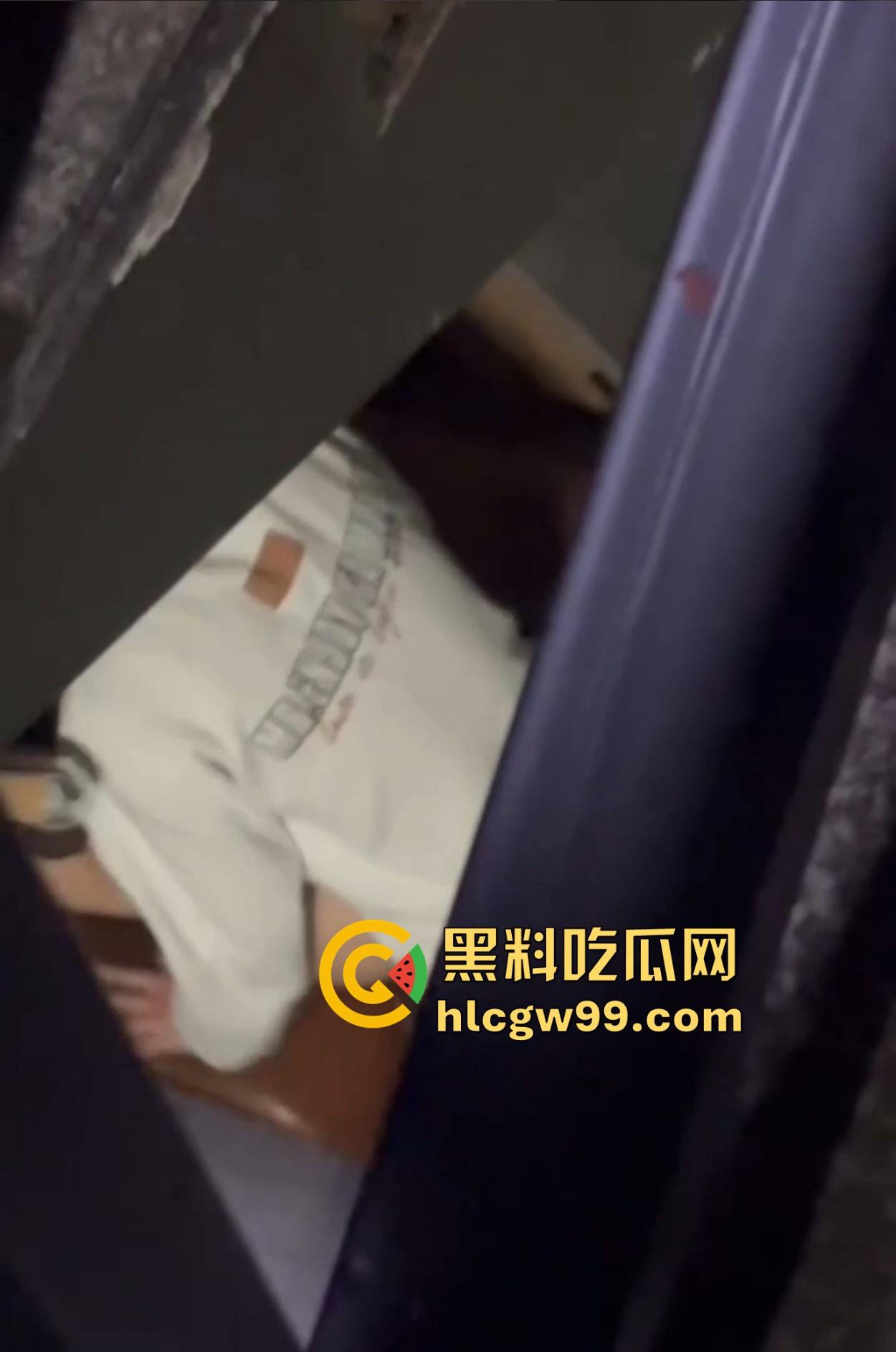 KTV地下室的阳痿现场，妹子全力助攻黑丝高跟架肩撸，少年望逼空流泪，撸了半小时弟弟却软得像根面条！  第19张