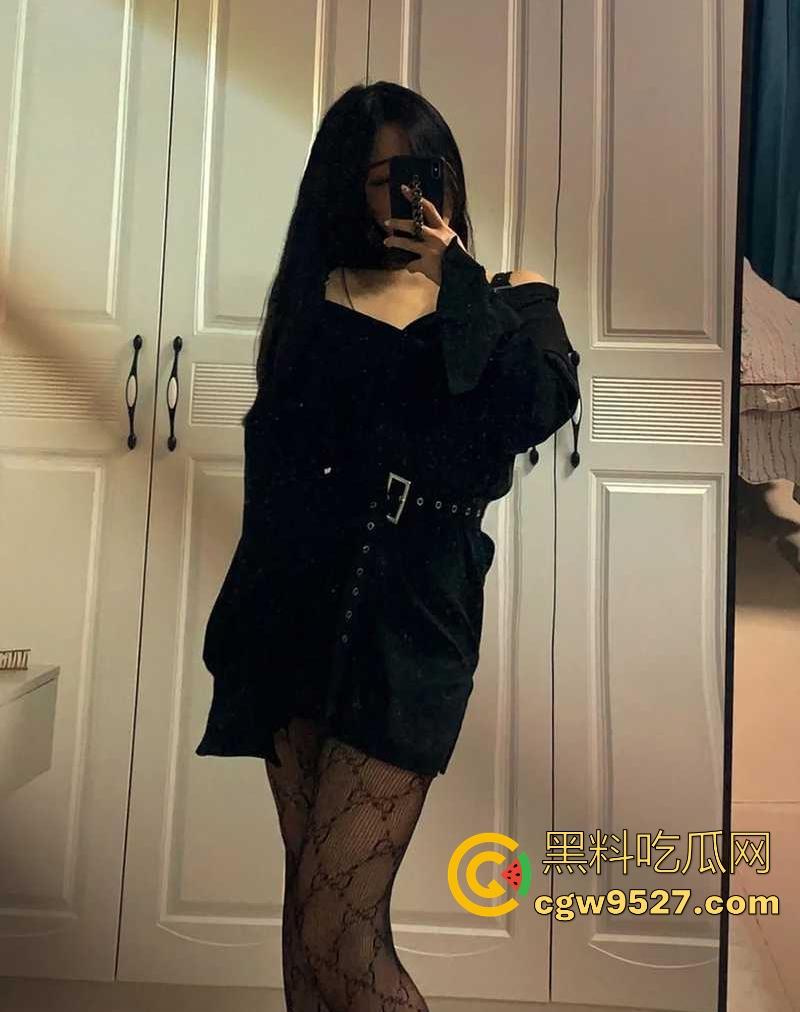 深夜带嫂子进公厕乱伦，丝袜尤物口交舔屌，撅臀后入被玩嗨，户外偷情真是刺激，真是过瘾啊！  第1张