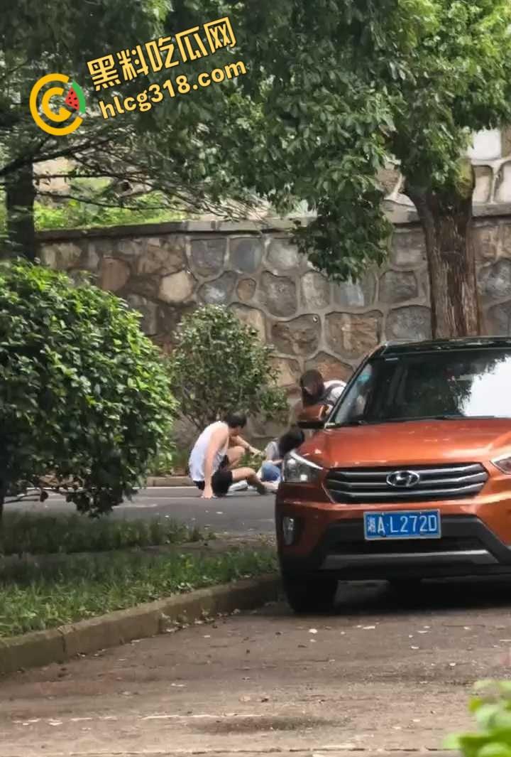 长沙某大学惊魂日，一男子持刀伤人砸车，甚至都惊动特警出警，这到底是恩怨还是精神病 ？  第4张