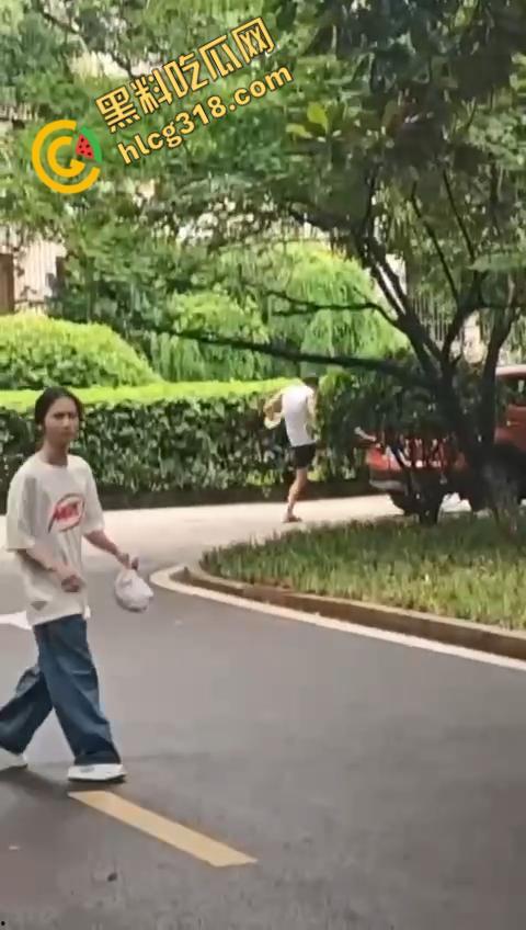 长沙某大学惊魂日，一男子持刀伤人砸车，甚至都惊动特警出警，这到底是恩怨还是精神病 ？  第6张